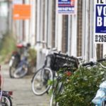 koopwoningen straat met borden