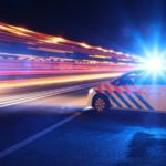 politie-voertuig-langs-weg