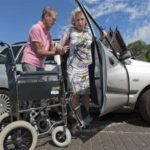 invalide vrouw krijgt mantelzorg