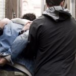 man-wordt-geboeid-afgevoerd