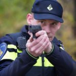 politie met getrokken pistool