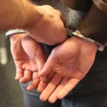 politie-aangehouden man op rug