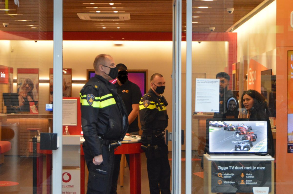 Overval op Vodafone winkel, Schrijverstraat in Almere