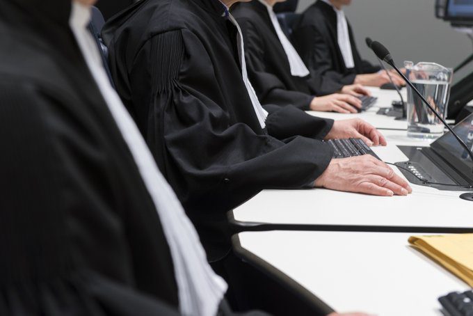 rechtbank – rechters op rij in toga