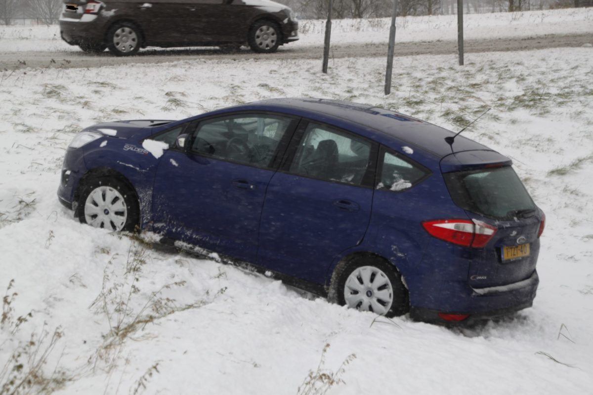 Auto raakt van de weg door gladheid, Hogering – S101 in Almere