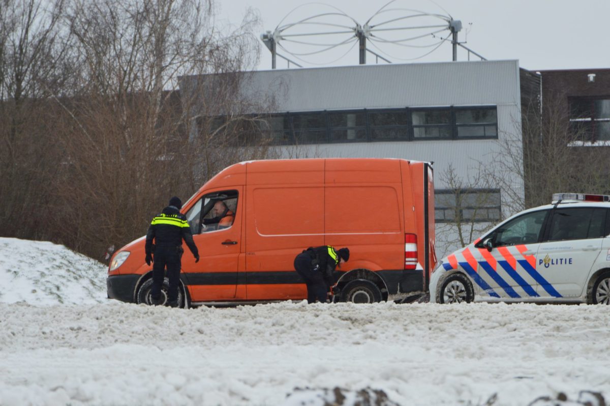 Politie bevrijdt bestelbus uit sneeuw, Veluwedreef – s103 in Almere