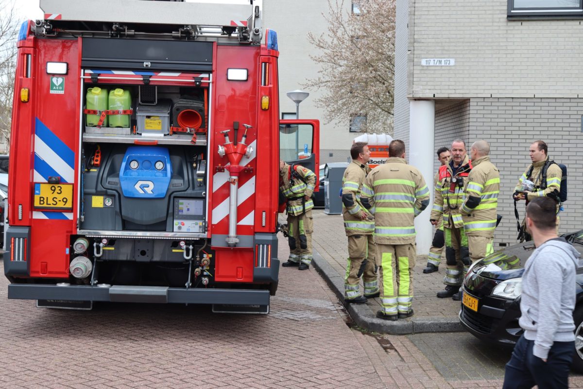 Brandweer ventileert woning na keukenbrand, Kapitein de Langestraat in Almere
