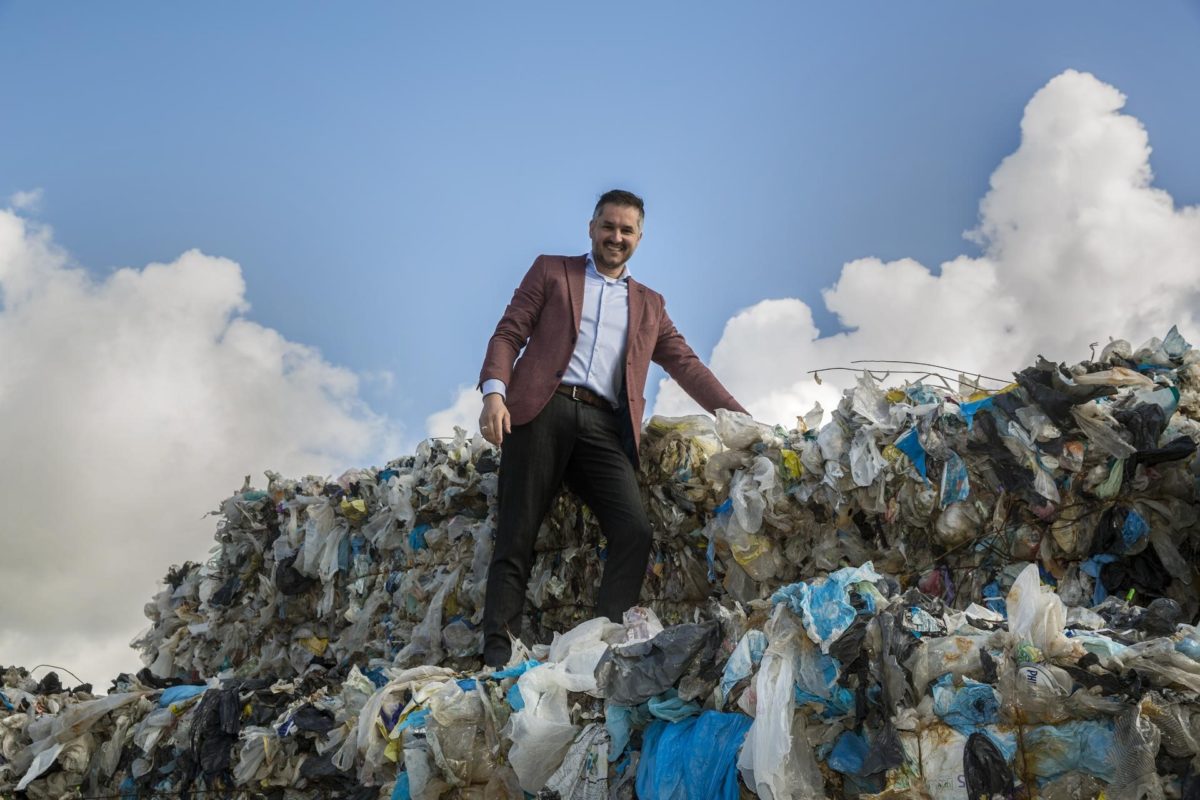 peters op een berg afval