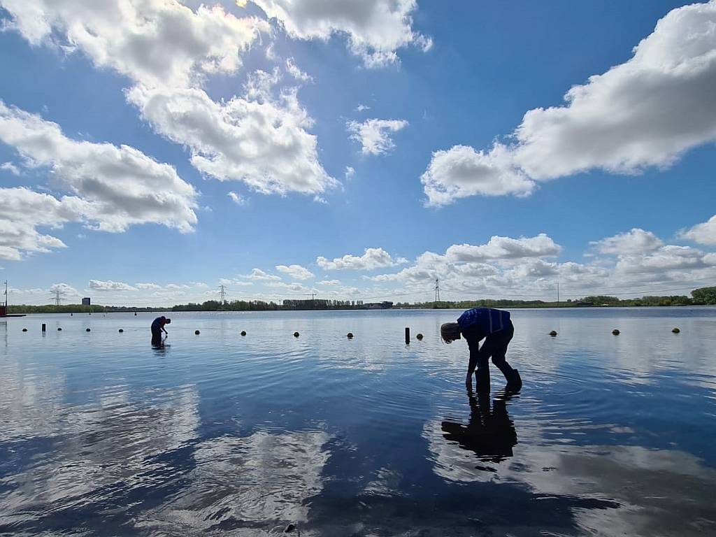 studenten-monitoren-kwaliteit-zwemwater-almere-1