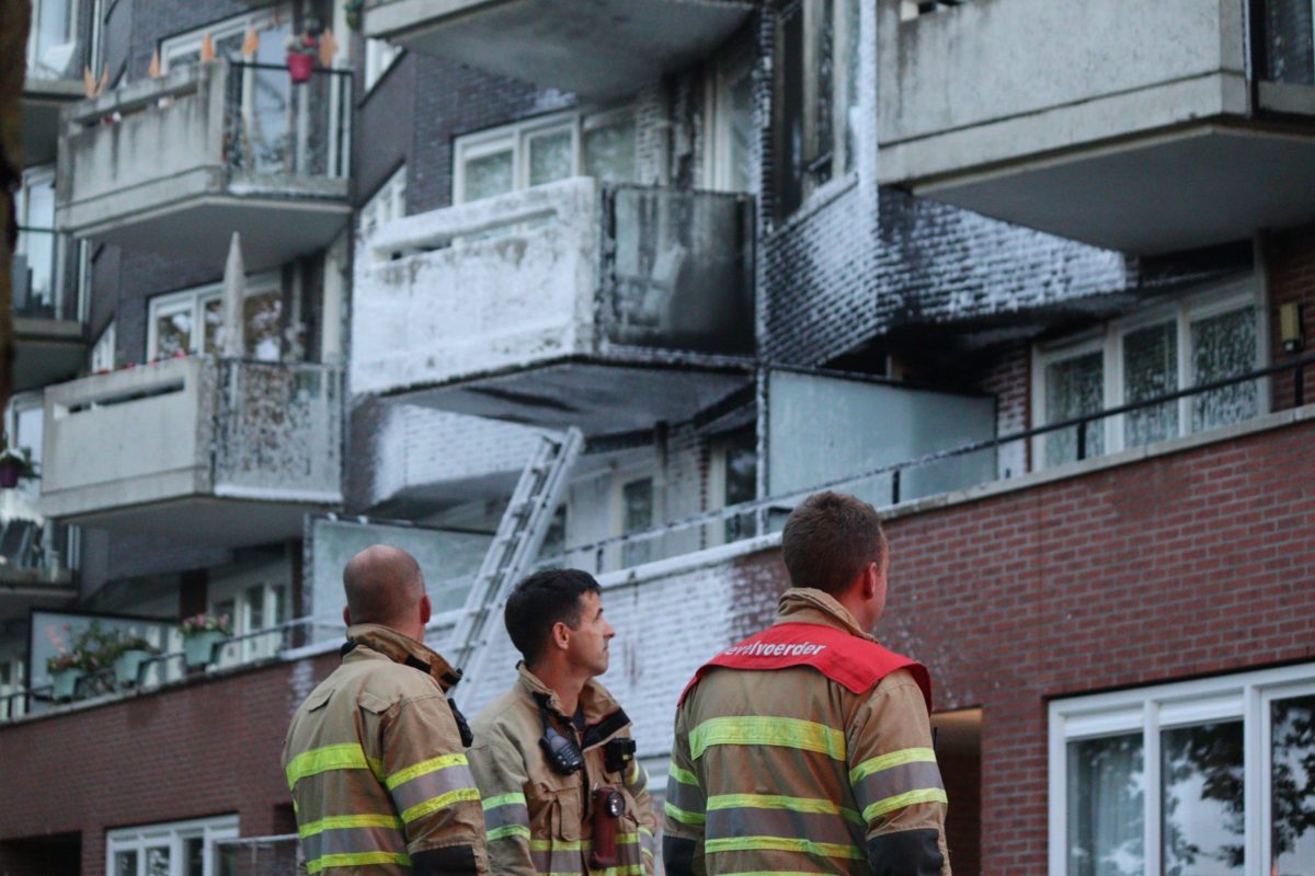 Grote brand in appartementencomplex, Herman Kruyderstraat in Almere
