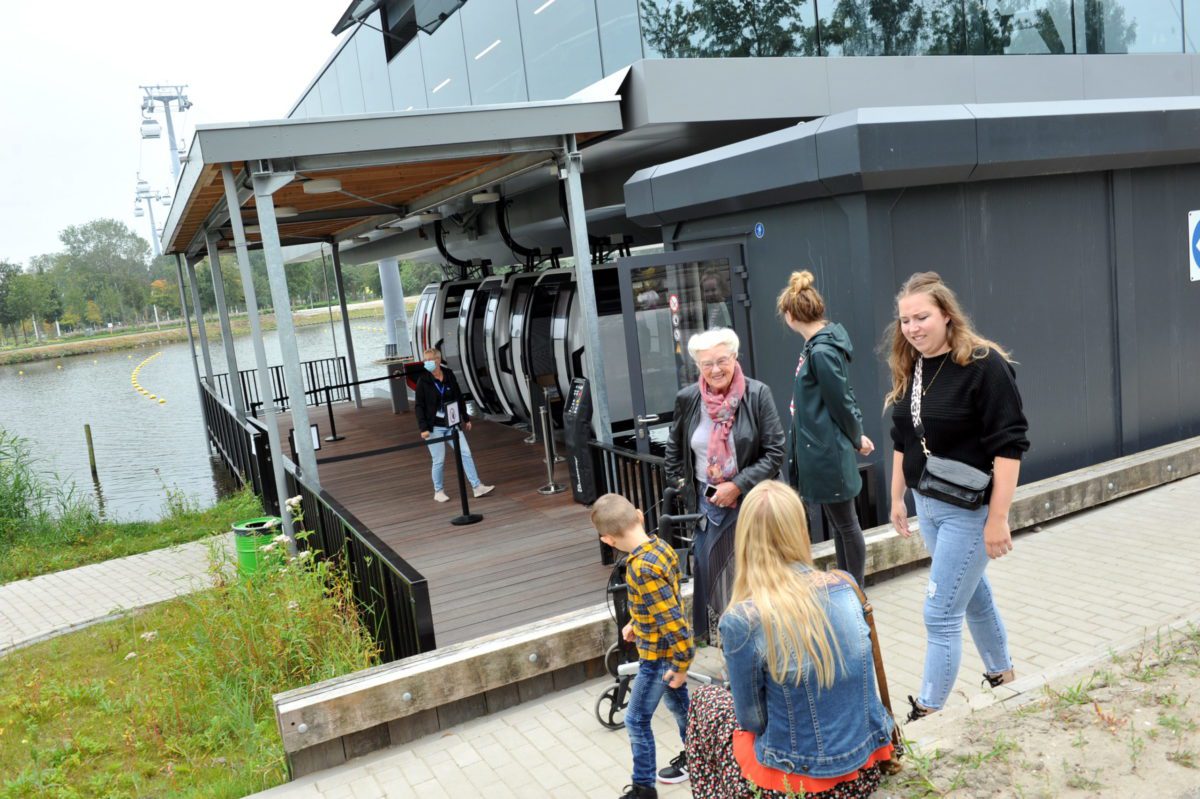 floriade kabelbaan station met publiek