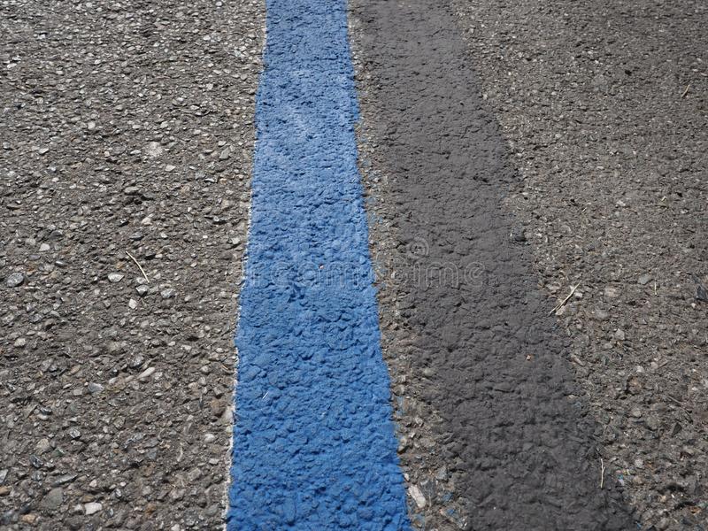 blauwe-parkeerlijn-lijn-een-bord-voor-betaalde-parkeerplaats-italië-156427303