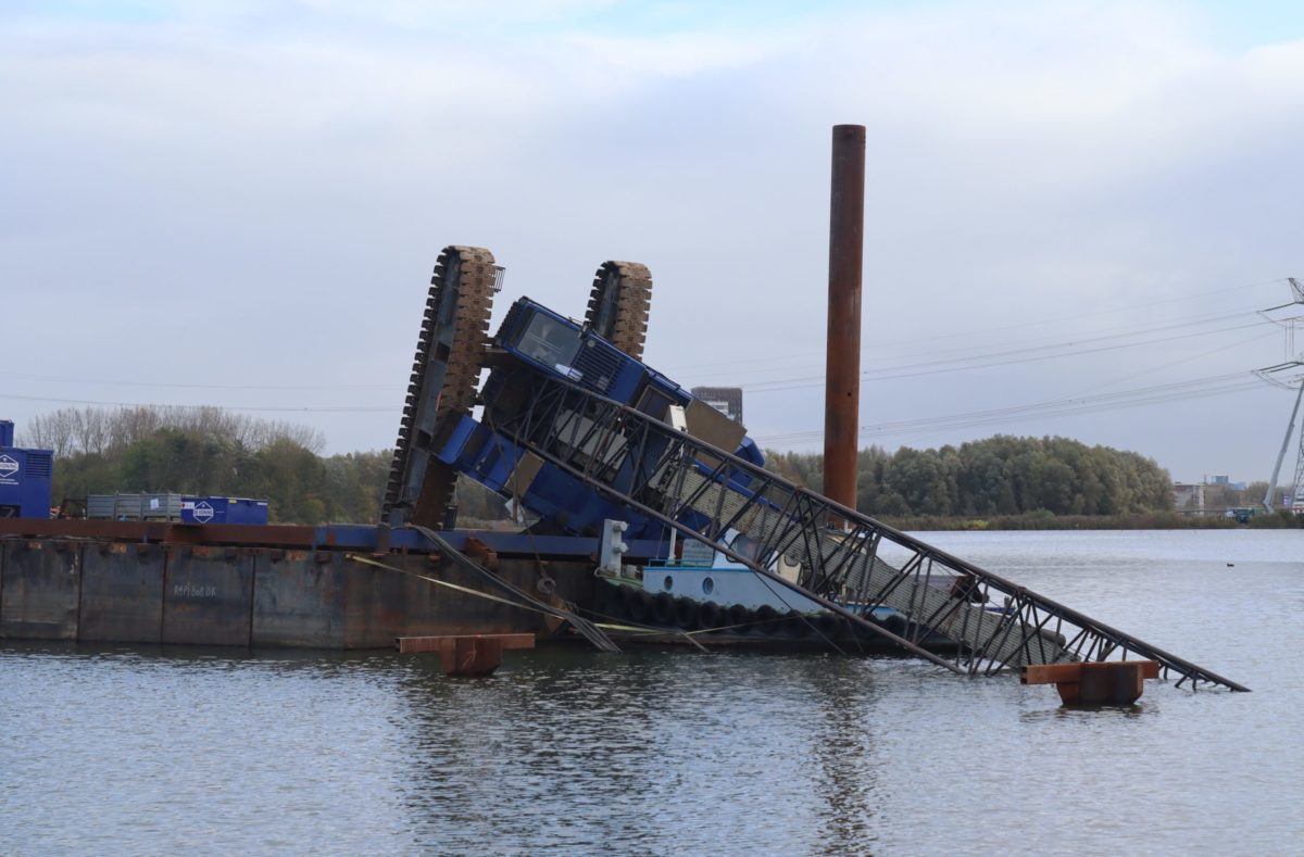Hijskraan op ponton valt in water, Esplanade in Almere