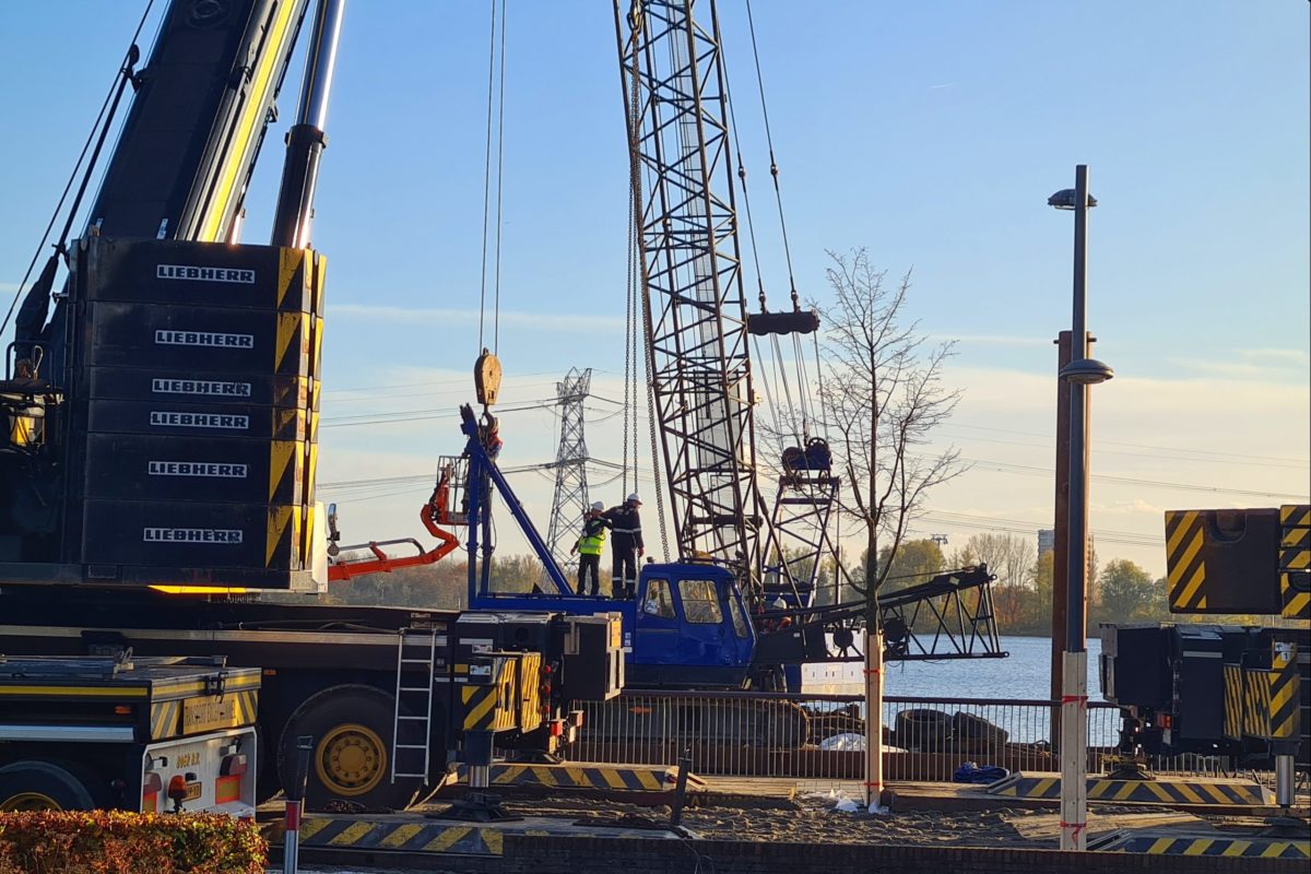 Omgevallen hijskraan geborgen, Esplanade in Almere