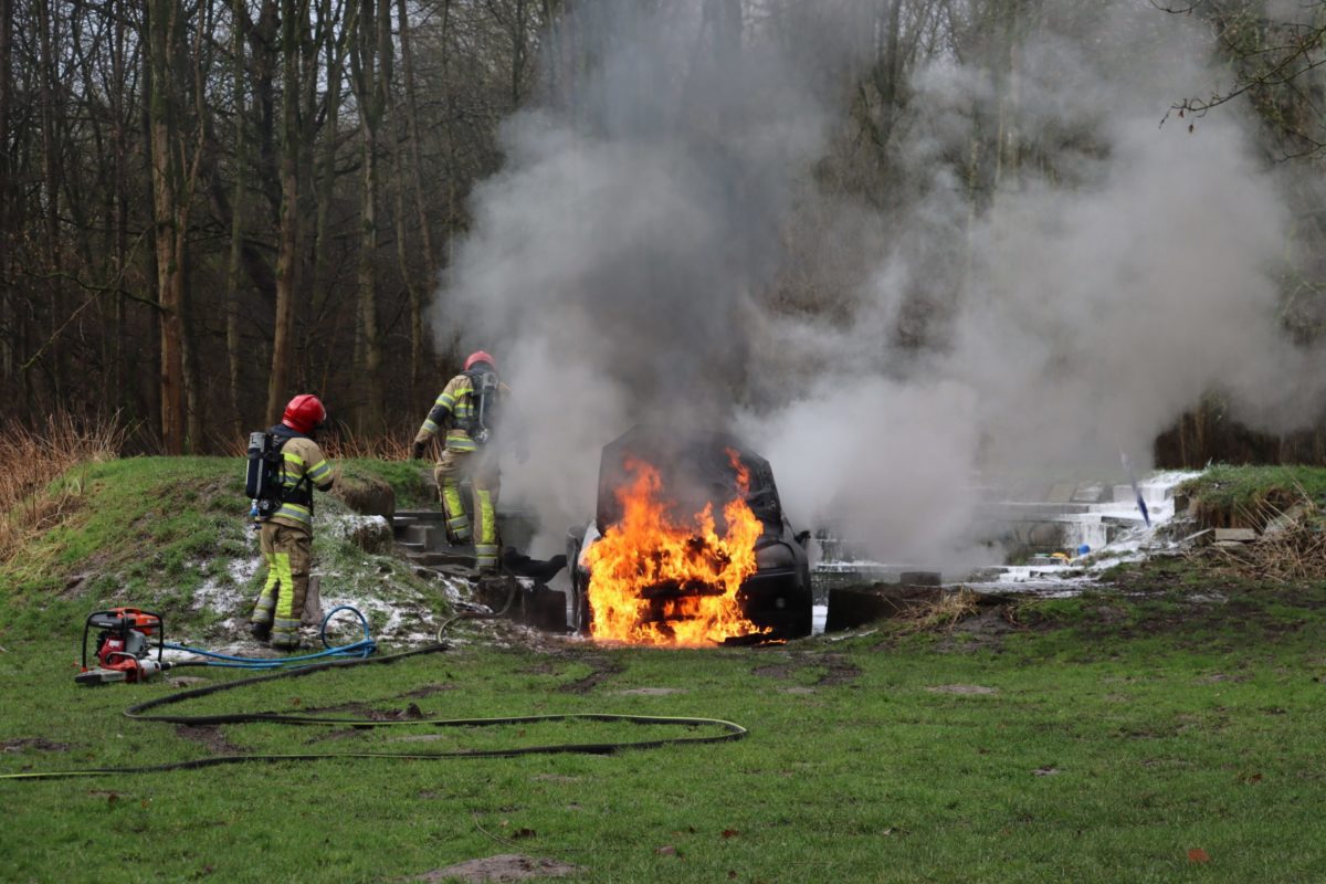 Auto brandt uit nabij scoutinggebouw, Scoutingpad in Almere