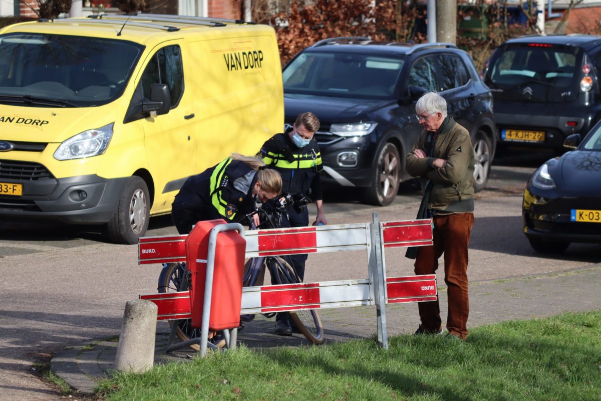 Fietser gecontroleerd na botsing met auto, Jean Desmetstraat in Almere