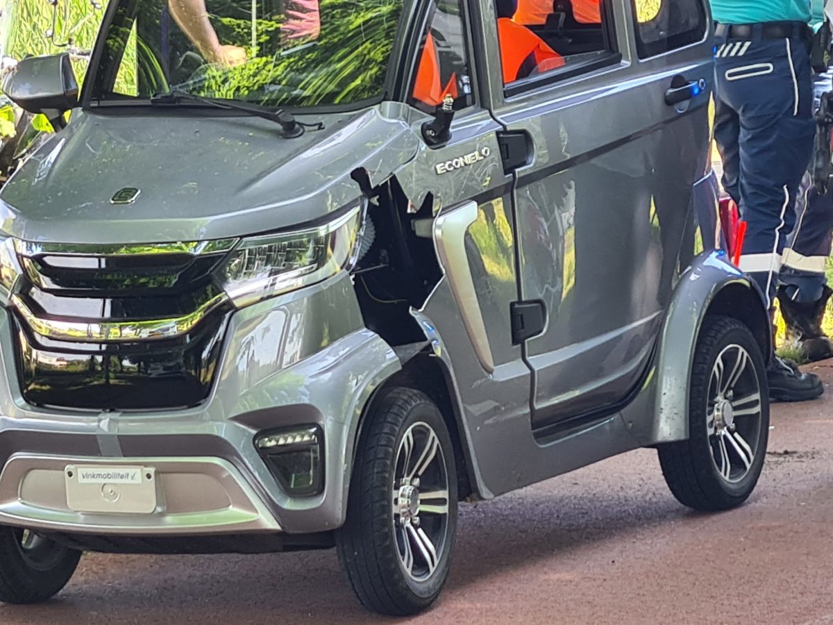 Brommobiel en scooterrijder in botsing op fietspad, Fongerspad in Almere