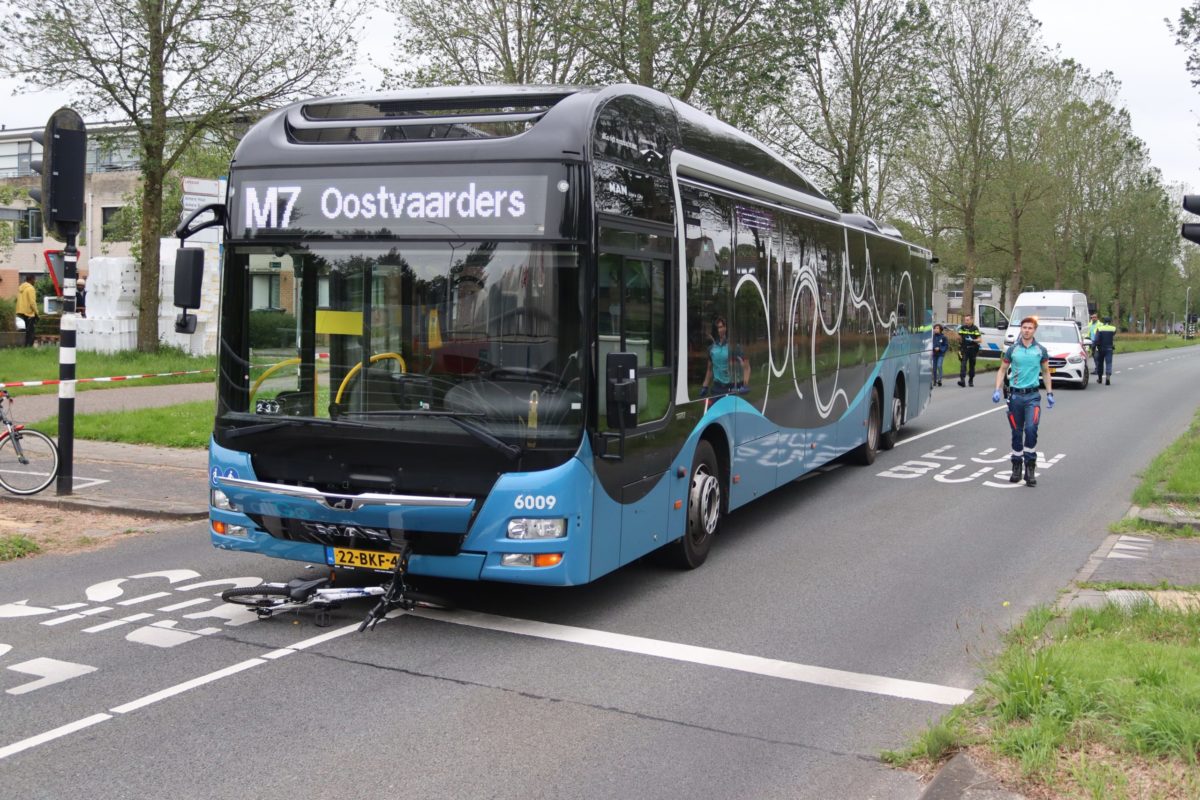 Jonge fietser belandt met fiets onder lijnbus, John Gielgudpad in Almere