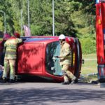 Auto op de kant na botsing met lantaarnpaal, Eeuwenweg in Almere