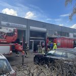 Brand in bedrijfshal naast autogarage Stad
