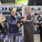 Overhandiging fietshelm-0958 FotostudioWierd