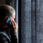 Telefonisch contact met de politie.liggend