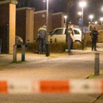 Straat afgezet na explosie bij woning, Keiwierde in Almere