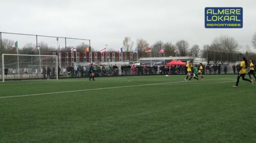 Almeerse voetbalster alleen voor keeper en scoort