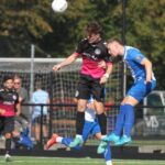 Jakub Kacperski in duel met Daan Herbert groot